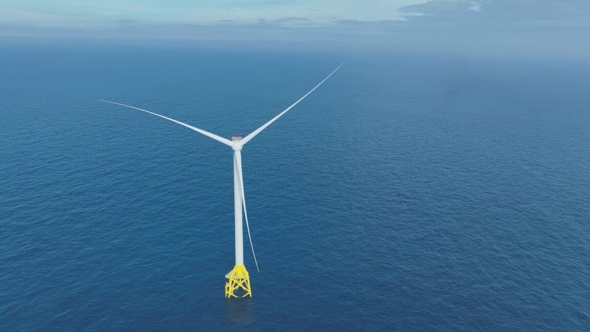 Pendant que l'industrie de l'IA engrange des records de profitabilité, l'infrastructure qui la sous-tend entre dans une zone de turbulence énergétique : TSMC vient de sécuriser l'avenir électrique de ses fonderies par un contrat d'achat d'électricité (PPA) de 30 ans portant sur 100 % de la production du projet éolien offshore Hai Long, soit plus de 1 gigawatt de capacité installée au large de Taiwan. Ce volume, équivalent à la consommation de plus d'un million de foyers taiwanais, commencera d'ores et déjà à alimenter le réseau en 2025 pour atteindre un régime de croisière en 2027, transformant une contrainte climatique en levier industriel. Derrière cette manœuvre se dessine une vérité brutale : l'explosion des puces destinées à l'IA ne peut plus s'abstraire de la disponibilité physique et carbonée du kilowattheure. En ancrant sa chaîne d'approvisionnement électrique dans des actifs offshore à long terme, TSMC opère une bascule stratégique où la puissance de calcul devient une question de territoire, de vents et de réseaux. L'ère où l'on optimisait uniquement les paramètres des modèles touche à ses limites : l'optimisation de l'énergie qui les porte devient le nouveau front d'excellence.