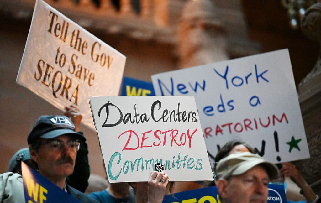 🚫 New York interdit les centres de données un an 