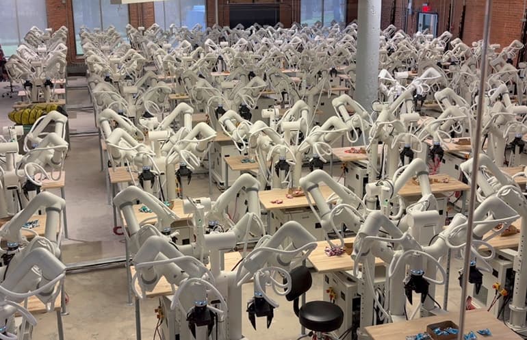 🤖 DF1 : 100 bras bimanaux forment des robots comm