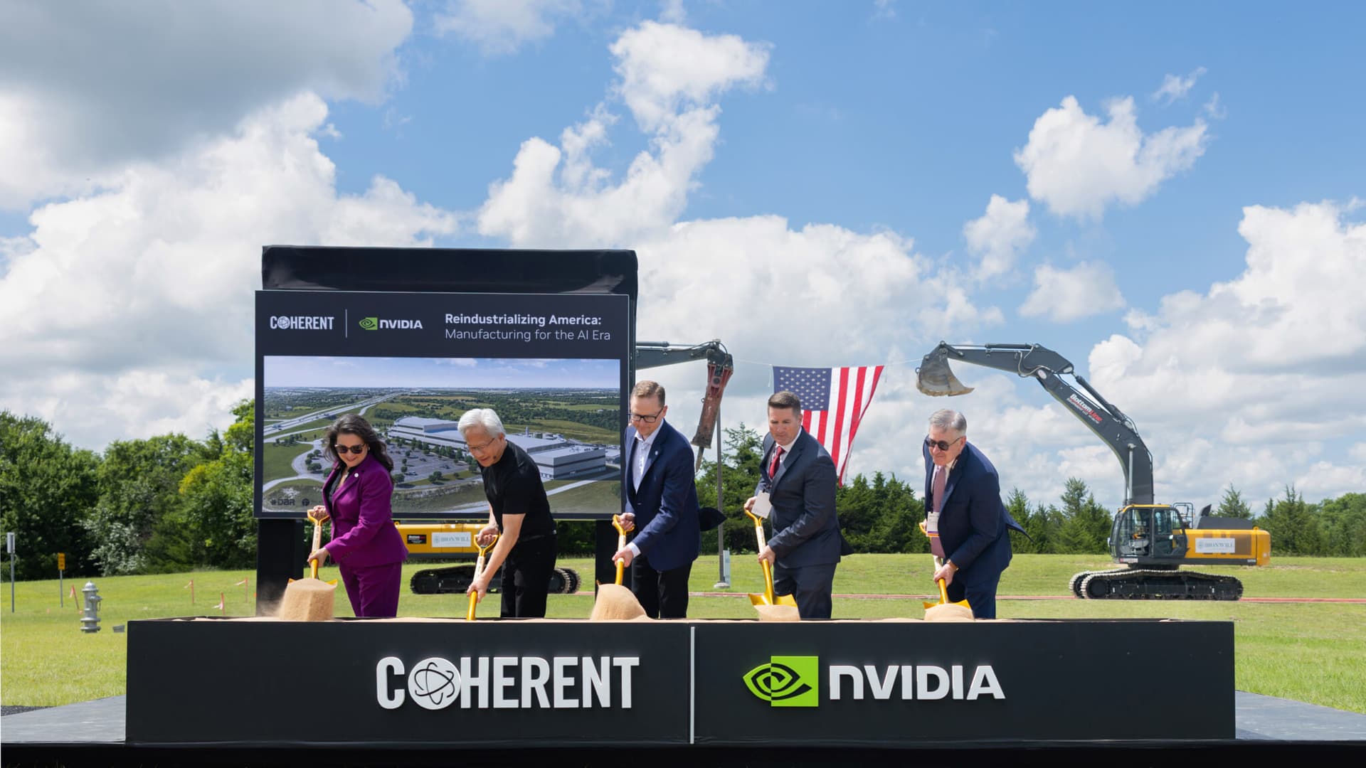 L'optique qui propulse l'IA à la vitesse de la lumière prend racine au Texas : Coherent a posé la première pierre d'un nouveau bâtiment de production à Sherman, où se trouve déjà le seul fonderie mondiale de 6 pouces en phosphure d'indium (InP). Cette technologie, essentielle pour fabriquer les lasers et les composants qui relient puces, serveurs et data‑centers, devient le pilier matériel de l’infrastructure IA moderne. L'événement a réuni Jensen Huang, fondateur et PDG de NVIDIA, et Jim Anderson, dirigeant de Coherent, soulignant l'importance stratégique de ce maillon du réseau. Au-delà du symbolisme, le projet s’inscrit dans le cadre du CHIPS Act, un programme public de près de 50 milliards de dollars destiné à ramener la production de semi‑conducteurs aux États‑Unis. En multipliant la capacité de production d’InP, Coherent transforme une promesse politique en capacité industrielle concrète, accélérant la diffusion de l’IA dans tous les secteurs. Cette avancée pose la question cruciale pour notre communauté : comment équilibrer la course à la souveraineté technologique avec les exigences de durabilité et d’accès équitable aux nouvelles infrastructures ?