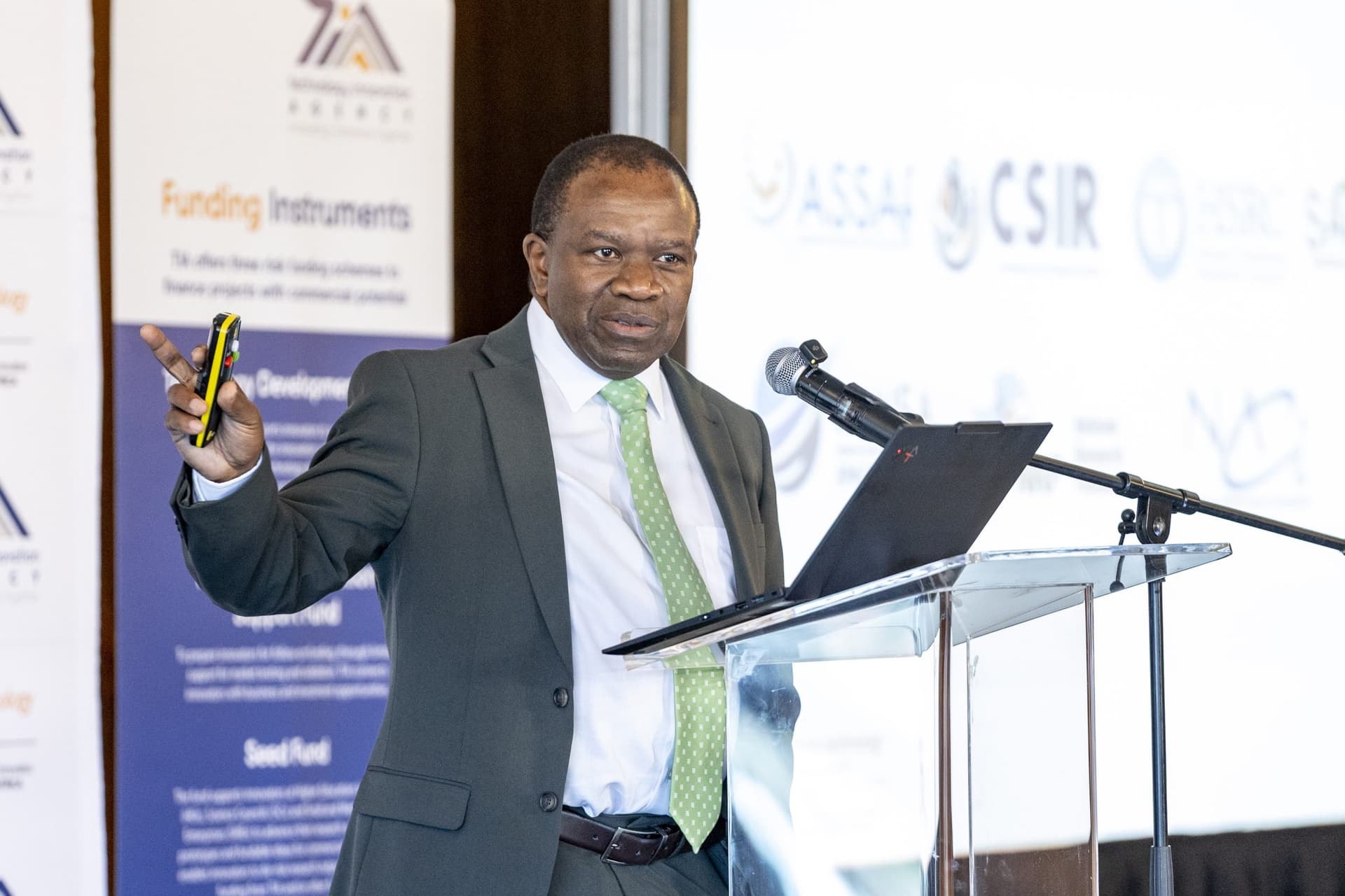 🌍 L’Afrique du Sud mise sur la commercialisation de R30 billion de recherche.