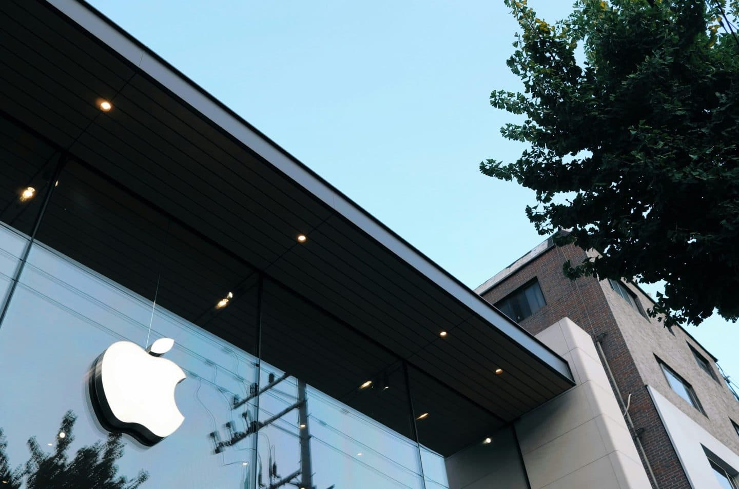🧠 Les entreprises comme **Apple** et **Qualcomm**