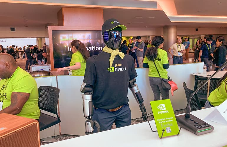 🤖 IntBot frappe fort avec des humanoïdes qui parl